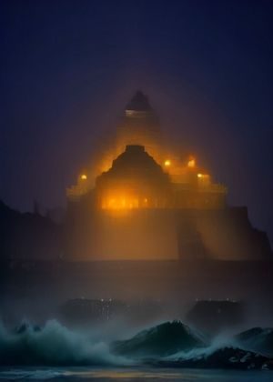 《烈焰追踪》剧集海报，暗色调惊悚风格，主角在城市夜景背景下持证件站立，悬疑气氛浓厚